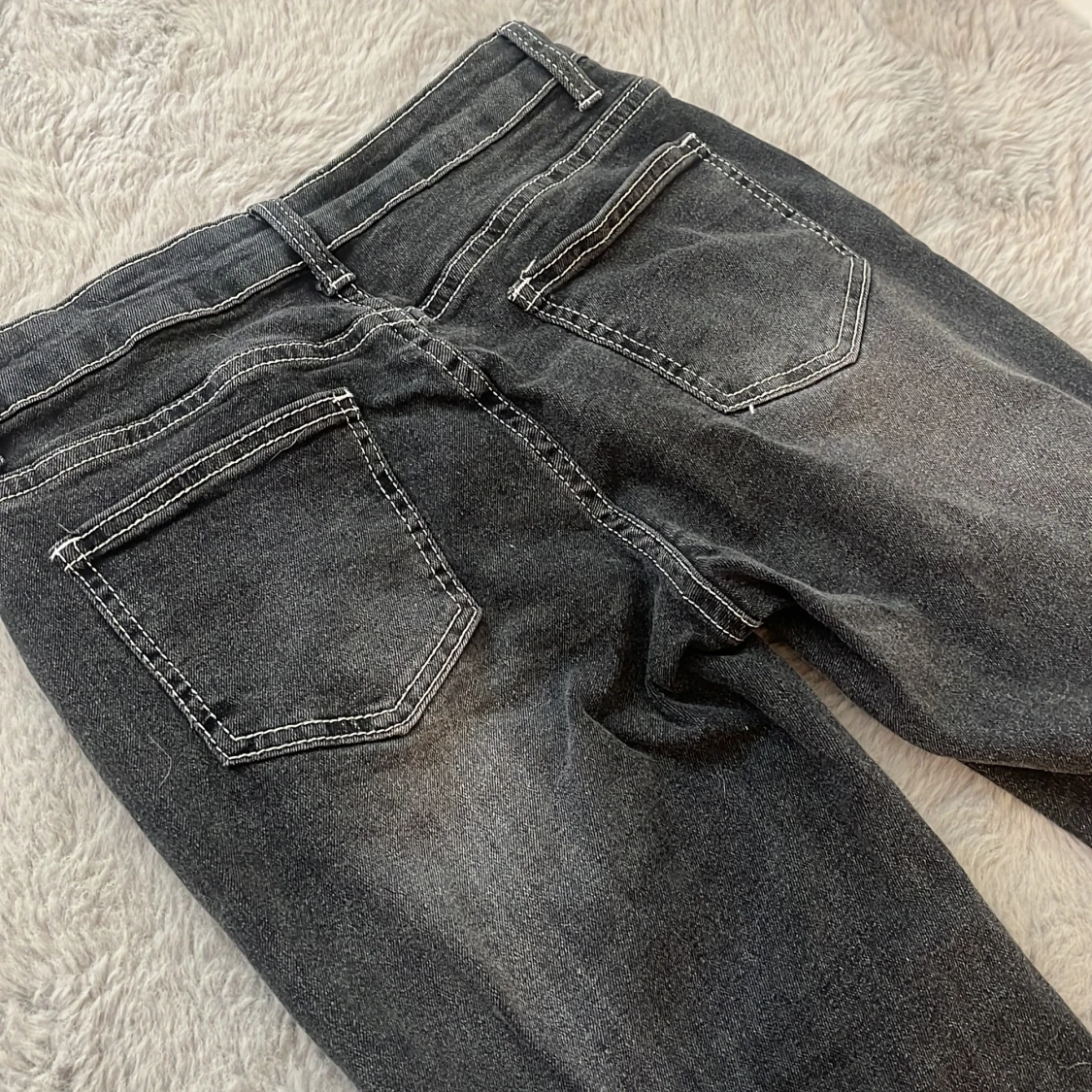 Svarta bootcut jeans med kontrastsömmar - 2