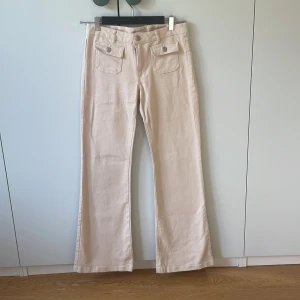 Jeans med fickor fram - Skitsnygga nya beigea jeans från monki med fickor fram!! Aldrig använda! Nypris 300, pris går att diskutera💕