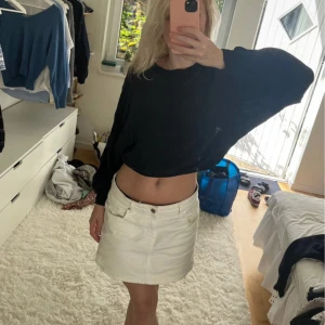 Svart tröja H&M - Svart långärmad tröja från H&M, perfekt till skolan, hösten! 