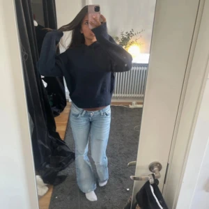 Mörkblå stickad hoodie med huva - Mysig mörkblå stickad hoodie med huva och snörning. Tröjan har en loose passform och långa ärmar, perfekt för kyliga dagar. Enkel och stilren design som är lätt att matcha med jeans eller andra byxor. alla är lånade bilder men hoodin ser exakt likadan ut som på bilderna. är från gina young 170 i storlek.