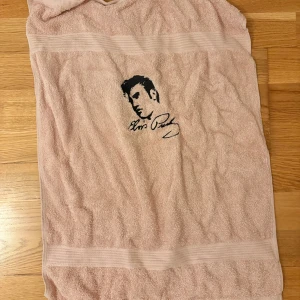 Liten handduk  - En lite handduk i rosa med Elvis Presley på