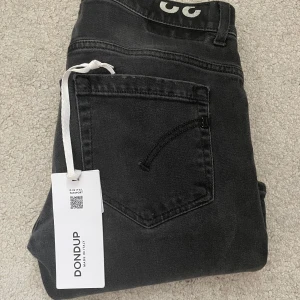 Svarta dondup George jeans - Säljer nu lika mycket fina dondup jeans i modellen George skinny fit(slim) Sparsamt använda, mycket fint skick! Nypris:3000 Lappen finns kvar från köp Mycket populära och eftertraktade!!