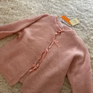 Kofta med rosetter - Så fin kofta med rosetter ifårn Gina❤️❤️ så mysig och prislapp kvar!!🥰