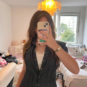 Grå kortärmad skjorta - Kortärmad skjorta i mörkgrå bomull från RS by CECIL!! Jätte snygg att styla till hösten. Skjortan har figurnära passform🫶🏻  Förhandla gärna💕