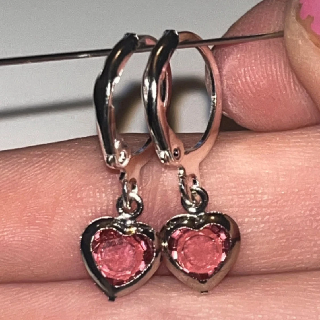 Silverörhängen med rosa hjärtan