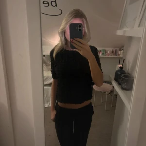 Svart blus - Säljer denna söta blusen med bubbliga mönster. Blusen är använd få gånger och är därmed i mycket bra skick🫶🏼