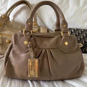 Brun handväska från Marc by Marc Jacobs - Snygg brun handväska i skinn från Marc by Marc Jacobs. Tror mellan modellen. Lånad bild från hon jag köpte väskan av. 