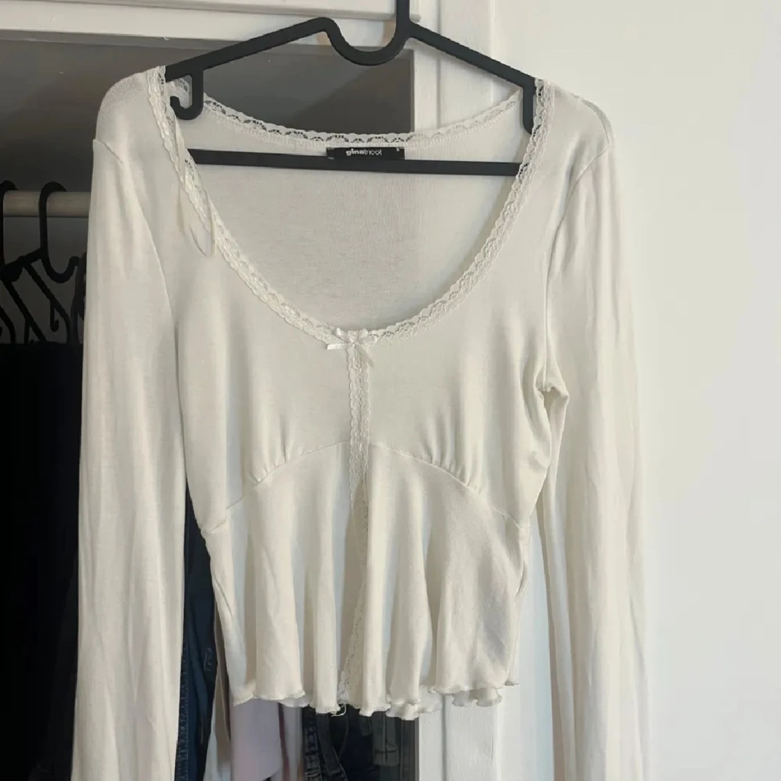 Vit croppad topp med spets från Gina Tricot