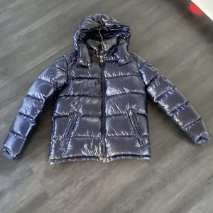 Mörkblå Moncler Maya jacka - Säljer min Moncler jacka pågrund att att den inte kommer till användning. Inga defekter alls,Skriv gärna vid frågor eller prisförslag 