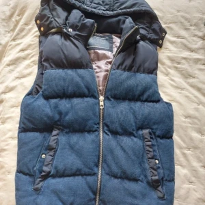 Väst  - En stilig blå väst ifrån Zara Man Denim, har en Slim passform på kroppen, bra väst inför hösten eftersom den är så varm! Vid funderingar hör av dig!😃