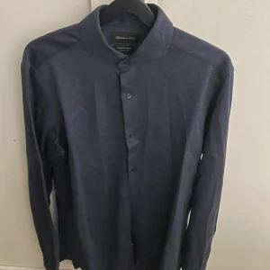 Mörkblå skjorta från Massimo Dutti - Stilren mörkblå skjorta från Massimo Dutti i storlek M. Modellen är ca 180cm. Hör av dig vid funderingar!
