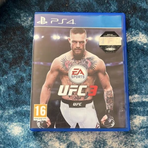 EA Sports UFC 3 (PS4) - EA Sports UFC 3 till PlayStation 4 i mycket gott skick. Komplett med fodral, skiva och manual. Skivan är fri från repor och fodralet är i fint skick. Perfekt för dig som gillar fighting- och sportspel.