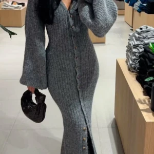 Montana dress Adoore, Grå ribbstickad långklänning med knappar  - MONTANA DRESS ADOORE, helt slutsåld på hemsidan och knappt använd!! Orginal pris 1700, mitt pris 1500. Superfin grå långklänning i ribbstickat material med v-ringning och stora ballongärmar. Klänningen har knappar hela vägen framtill och en figurnära passform som framhäver midjan. Perfekt för dig som gillar en mysig men ändå stilren look.