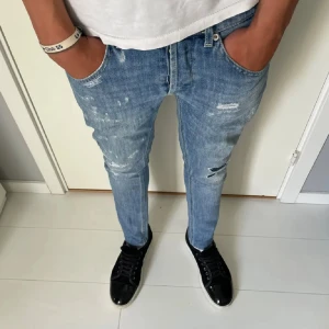 Dondup jeans George  - Tja! Säljer nu dessa feta dondups jeansen! Jeansen är i fint skick med orginal slitningar och en fin tvätt på jeansen! Nypris på jeansen är cirka 4000kr bilder eller frågor skriv privat!