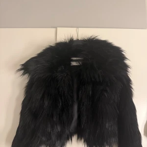 Svart pälsjacka  - Säljer en svart pälsjacka från Tiger of Sweden med riktigt fluffig och lyxig känsla. Endast använd 1 gång, nypris 3800 men kan tänka mig att gå ner i pris vid snabb affär.