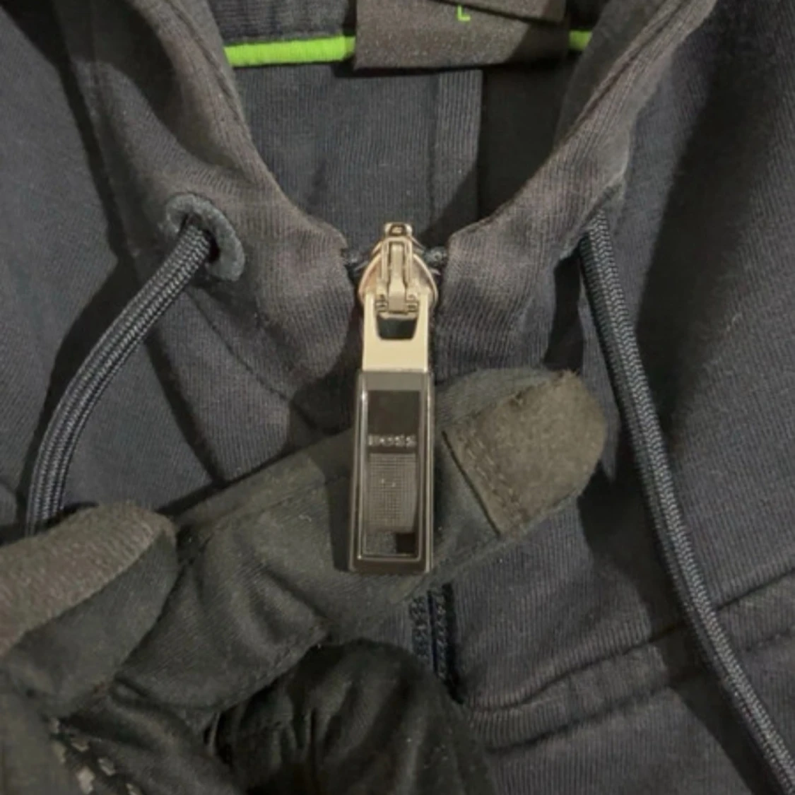 Mörkblå hoodie från BOSS med dragkedja - 1