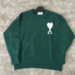 Grön sweater från Ami Paris - Säljer nu min sproilans nya sweater från Ami Paris då den är för lite på mig. Skit fet tröja inför hösten som vrider mycket huvuden!💯🌏Bara att höra av sig vid frågor 📲! Tröjan är självfallet äkta och bevis finns!