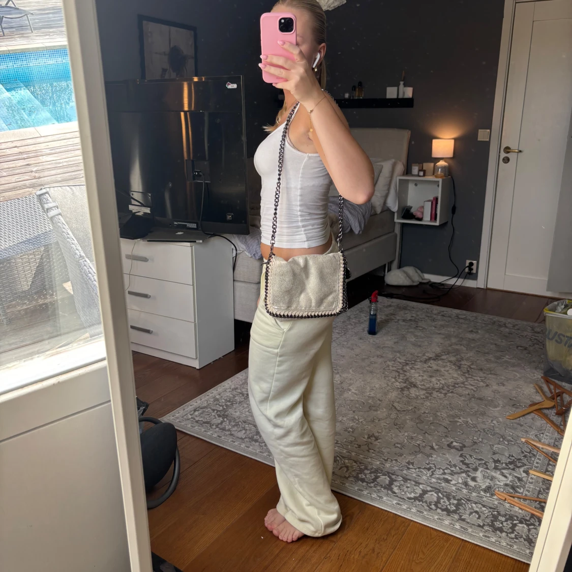 Beige axelväska med kedjerem