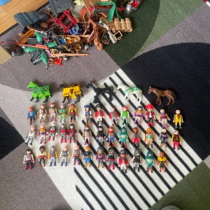 Playmobil riddare, pirater & tillbehör - Stort Playmobil-paket med 32 figurer (riddare, pirater, äventyrare), 5 hästar och mängder av tillbehör. Färgglada och detaljerade figurer, blandade teman. Vissa delar kan saknas, men överlag i gott lekskick. Perfekt för fantasifull lek!