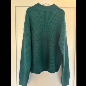 Grön ribbstickad tröja  - Grön ribbstickad tröja. 💚Storlek M och är från new yourker. Aldrig använd så den är i gott skick men lappen är inte kvar! Vill bli av med den så priset går att ändra!💚