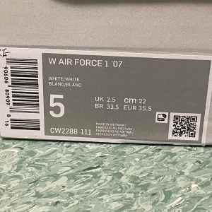 Nike Air Force 1 '07 helvita sneakers - Klassiska Nike Air Force 1 '07 i helvitt skinn. Snygg och tidlös modell med låg profil, rund tå och snörning. Perfekta för dig som vill ha en clean och stilren sneaker som funkar till allt. Ikonisk Nike Swoosh på sidorna och präglad Air-detalj på sulan.