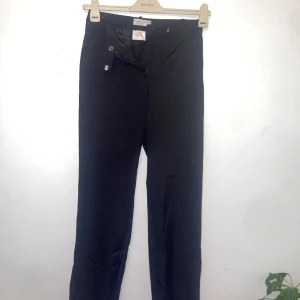 Kostym byxor - Jättefina kostymbyxor i storlek 34. Använda väldigt lite och i mycket bra skick. Säljer dem eftersom de tyvärr inte passar mig.