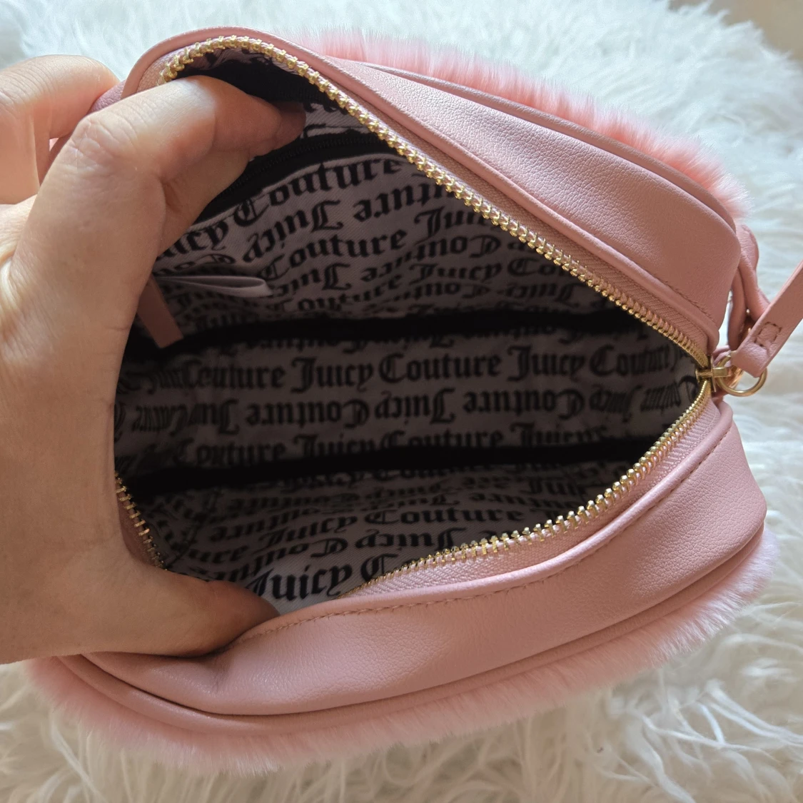 Rosa fluffig axelväska från Juicy Couture - 1