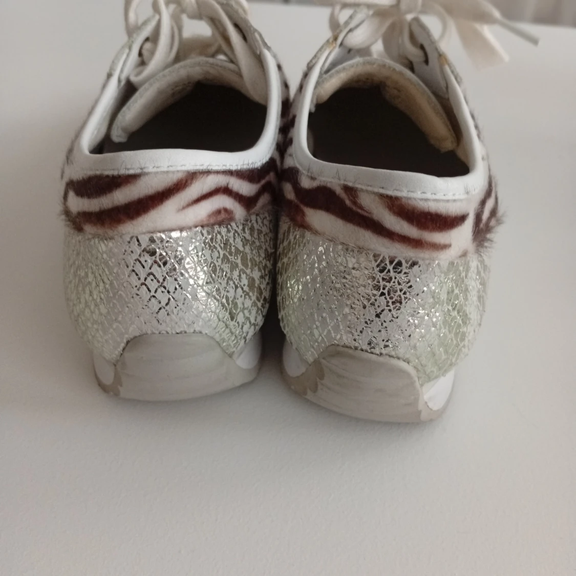 Vita sneakers med zebramönster och glitter - 2