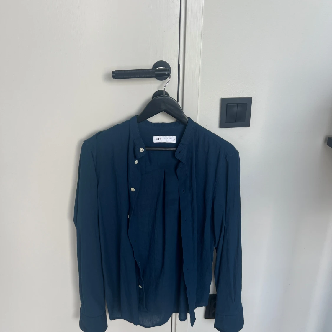 Mörkblå linneskjorta från Zara