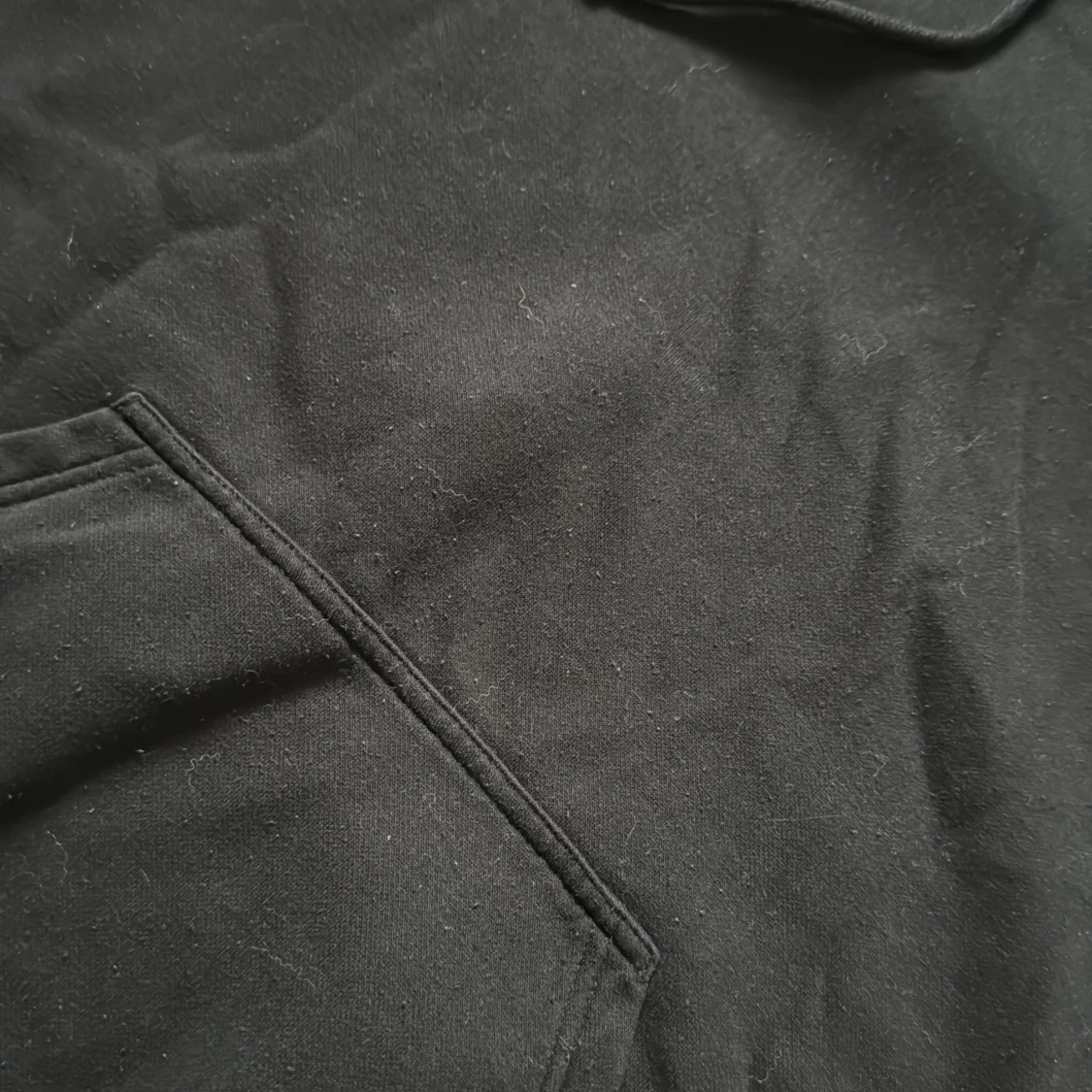 Svart hoodie med huva  - 3