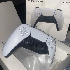 PlayStation 5 DualSense Wireless Controller - Helt ny ps5 kontroll har ingen användning till den eftersom jag hade den bara som en reserv kontroll ifall min ps5 kontroll gick sönder men nu så har jag en dator och har ingen användning till den här nya kontrollen längre