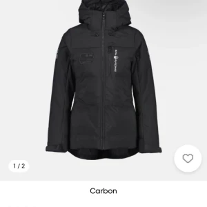 Svart pufferjacka från Sail Racing - Säljer en svart pufferjacka från Sail Racing med huva och dragkedja framtill. Jackan har lång ärm, flera praktiska fickor med dragkedja och en clean look med logga på bröstet. Perfekt för kalla dagar och har en snygg, sportig vibe.