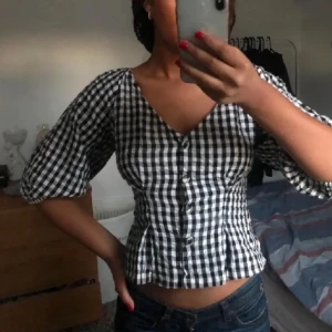 Trendig rutig blus - Säljer en rutig blus med knappar, den är superfin nu inför hösten, jättefint skick. Storlek 36. //Tilda❣️