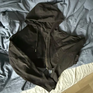Svart croppad hoodie - Har använts få antal gånger