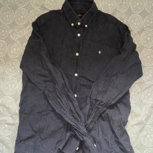 Mörkblå linneskjorta från Morris - Mörkblå linneskjorta från Morris i storlek S. Fint skick till ett bra pris. Nypris: 1399kr Mitt pris: 249kr.                Vid frågor eller funderingar, tveka inte att höra av dig.