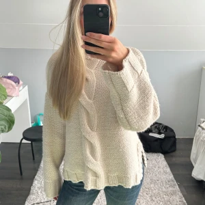Beige stickad tröja Zara - Stickad tröja från zara. Använd fåtal gånger