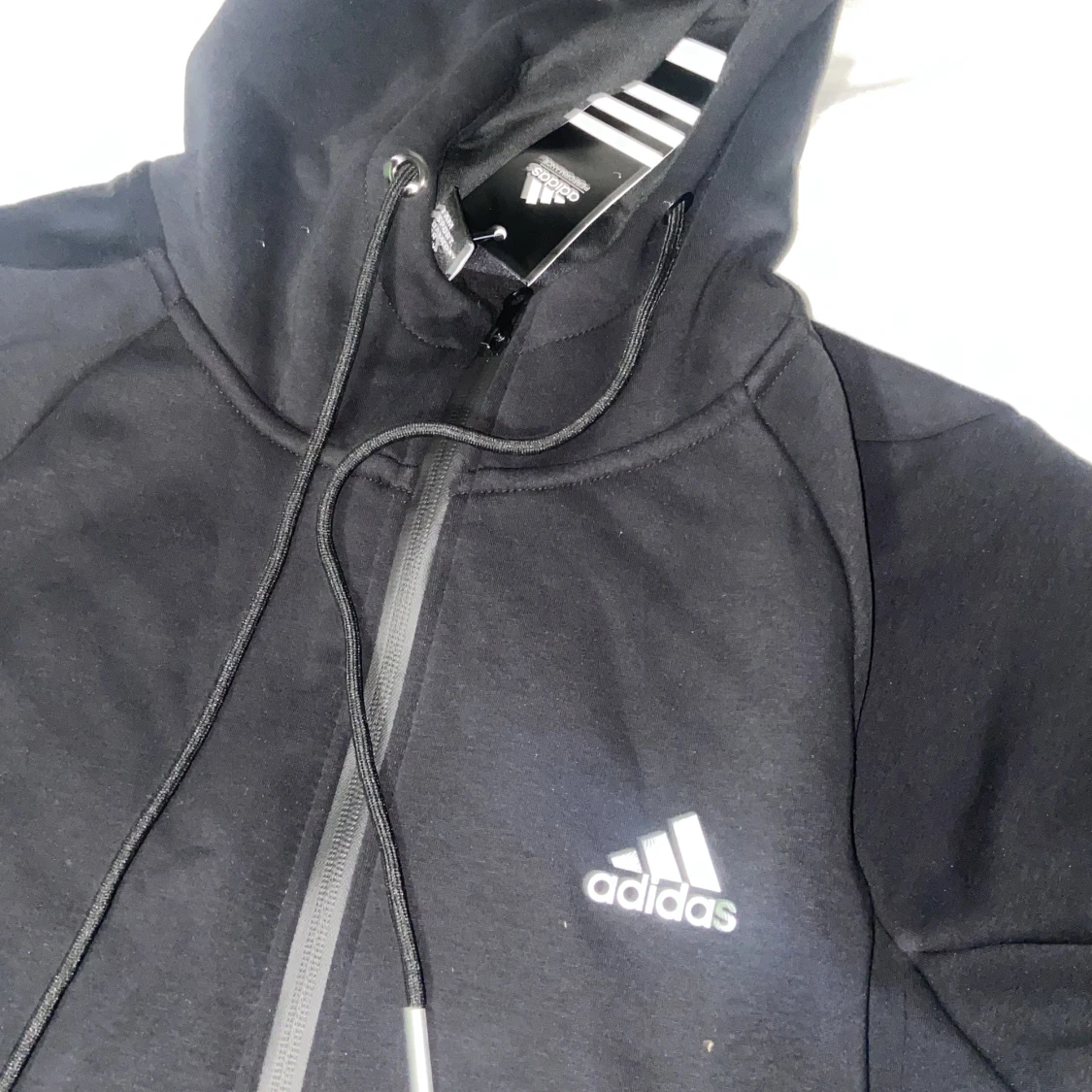 Svart hoodie från Adidas med dragkedja - 1