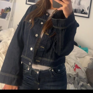 Jeans jacka  - Fin croppad jeans jacka använd 1 gång! Vida armar och liknar den omtyckta från ginatricot . Nypris 700