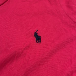  Polo Ralph Lauren T-shirt - Snygg rosa t-shirt från Polo Ralph Lauren. Skick 9/10 - Inga defekter, använd 1/2 gånger. Nytt pris - ca 1000kr, Mitt pris - 299kr                  Hör av er vid frågor eller funderingar.