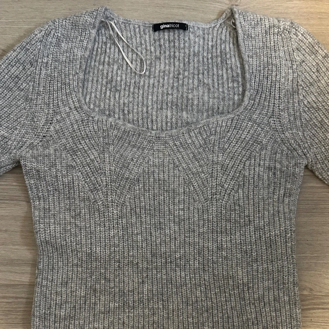 Grå ribbstickad tröja Gina Tricot