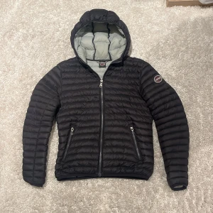 Colmar jacka  - Tja säljer denna as feta Colmar jacka i storlek XS. Den är i fint skick och har inga defekter. Nypris 2500kr, mitt pris 749kr men kan kanske gå ner i pris vid snabbköp. Skriv till mig om ni har andra frågor om jackan🤗😁