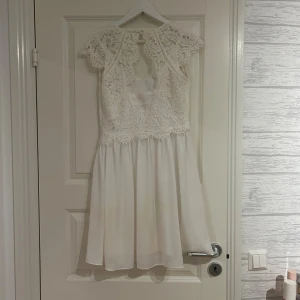 Vit spetsklänning - Superfin studentklänning i storlek S från bubbleroom. Inköpt för ett par år sedan och använd en enda gång, så typ nyskick, inga skador. sänker pris vid snabb affär!❤️