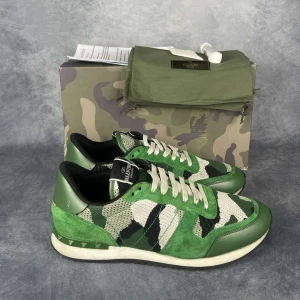 Valentino Rockrunner - Skick: 9,5/10. | Ingår: Skor, Box, Dustbags, Kort, Extrasnören och kvitto. | Nypris: +- 7000 SEK. | Givetvis äkta. | Mer hittar du på www.thegrandcloset.com