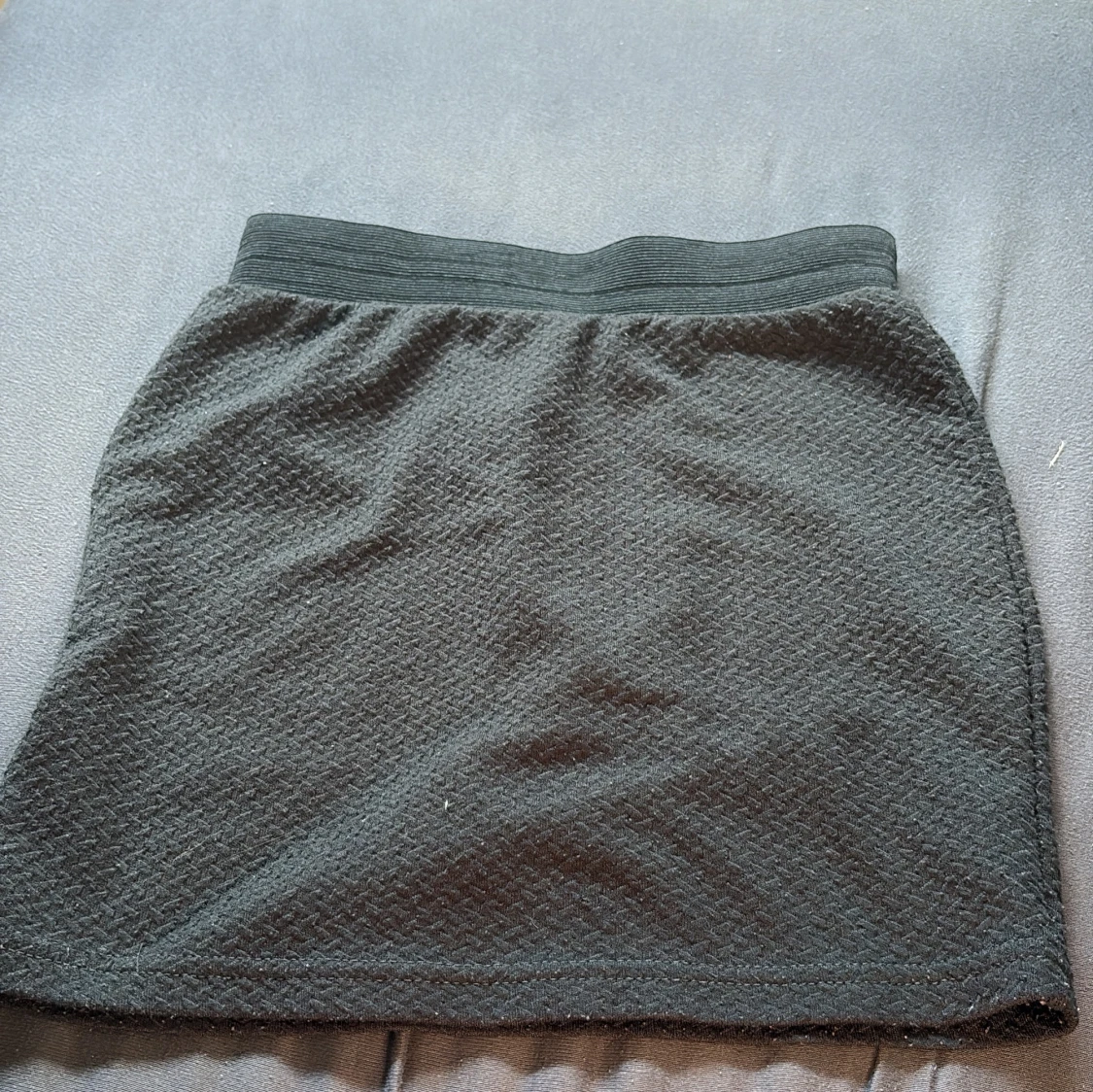 Svart kortkjol med struktur