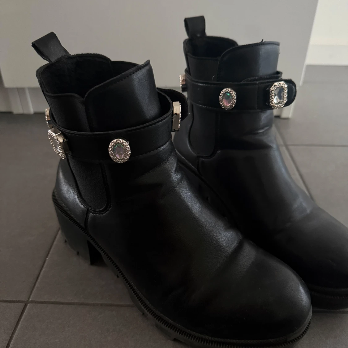 Svarta boots med smyckade spännen - 2