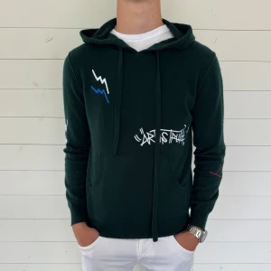 Zadig Voltaire Cashmere tröja  - Säljer nu denna snygga Zadig Voltaire hoodien i storlek M. Riktig snygg och unik och gjord på 100% cechmere. Använt den 1 gång då den va för liten så den är fortfarande i sjukt bra skick förutom den lilla defekten vid kragen nej som går att fixa super enkelt. Skriv vid mista fundering🤝