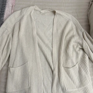 Vit stickad kofta Pull & bear  - Mysig kofta meddelång