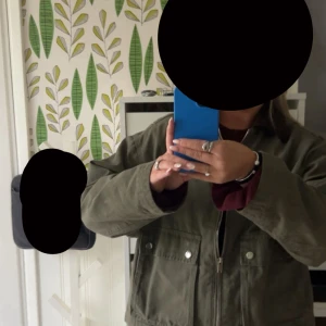 Grön jacka  - Använd fåtal gånger. Nypris 699.