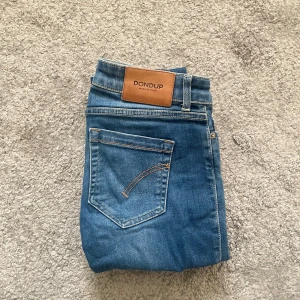  Dondup Jeans - Sjukt snygga jeans från märket Dondup | Väldigt snygg färg, väldigt eftertraktade | Skick 9/10 - BRA SKICK | Storlek: A: 37cm B: 93cm | Jag kan gå ner i pris ‼️Kom gärna med bud och hör av dig vid minsta lilla fråga.
