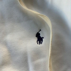 Vit Polo zip up - Jag säljer den helt ny och oanvänd med skit bra kvalitet priset kan diskuteras.